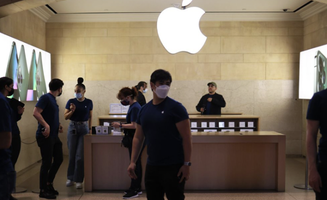 Apple Store Employees Push for More Holiday Pay and Tips