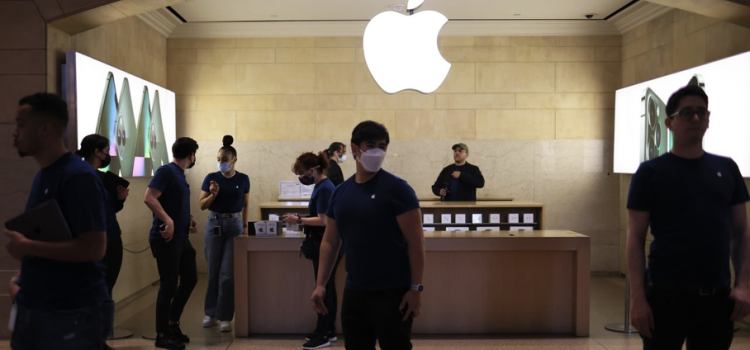 Apple Store Employees Push for More Holiday Pay and Tips