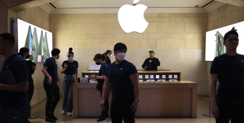 Apple Store Employees Push for More Holiday Pay and Tips