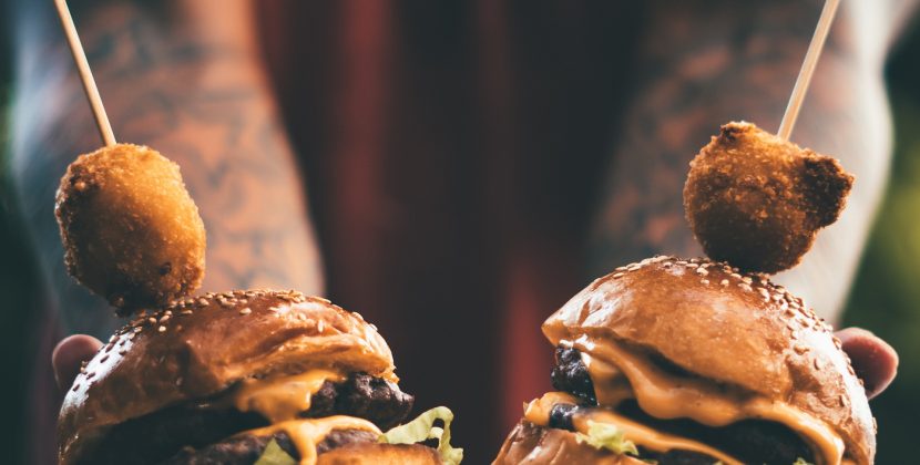 Burger Battle: The Ultimate Showdown of Classic vs. Gourmet Burgers
