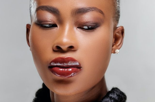 The Signs and Symptoms of a Makeup Allergy: What You Need to Know