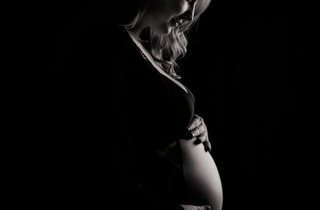 The Ultimate Guide to Avoiding Stretch Marks While Pregnant: Advice from OBS-GYNs