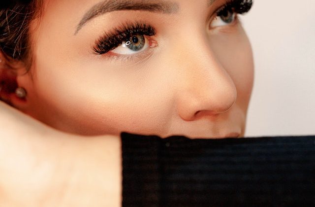 Your Guide to Safely Removing Lash Extensions at Home
