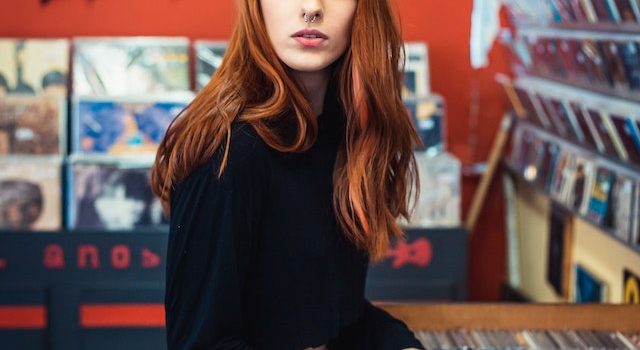 Stay Cool and Stylish this Summer with Curved Bangs – Here’s How!