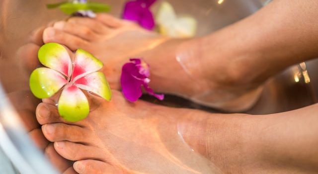 Say Goodbye to Cracked Heels: Causes and Solutions
