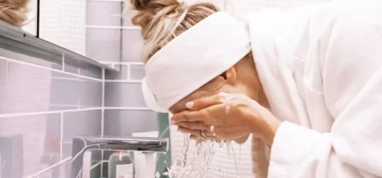 Cool and Clear: Pros and Cons of Cold Water Face Cleansing – Expert Advice