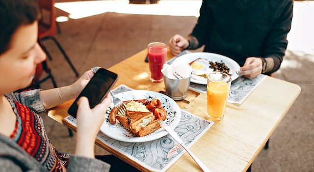 Brunching and Thriving: A Guide to Mixing Productivity and Pleasure on Weekdays