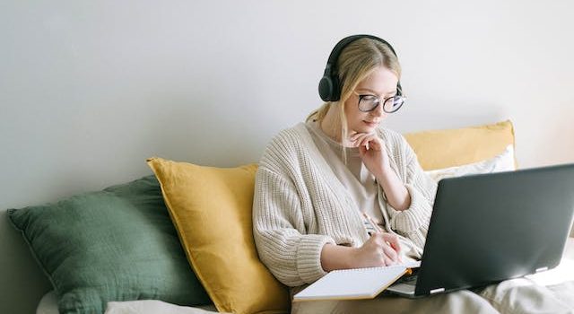 Crafting Style Experiences for the Ultimate Shopaholic Job