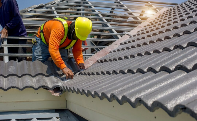 When to Replace Your Roof: Signs, Materials & What to Expect